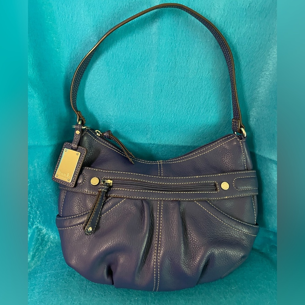 👜 Tignanello Genuine Pebble Leather Shoulder Bag w/Logo Key Ring. NWOT 👜